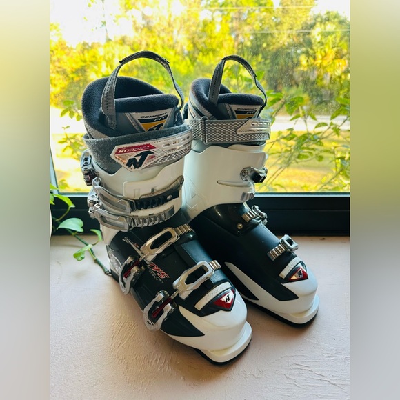 NORDICA SPORT MACHINE SKI BOOTS NATURAL FOOT STANCE size 25-25.5